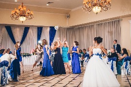 бросают букет невесты Юлии фото