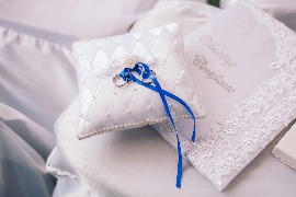 обручальные кольца Сергея и Юлии на оригинальной подушечке