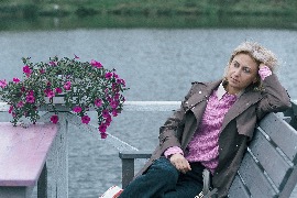 женский портрет у озера
