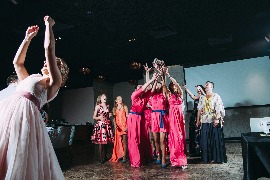невеста Дарья бросает букет фото