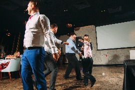 жених Михаил бросает подвязку фото