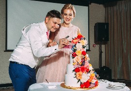 разрезаем свадебный торт Для Михаила и Дарьи фото