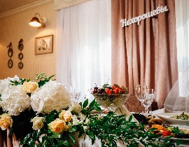 стол Максима и Елены на свадьбе фото